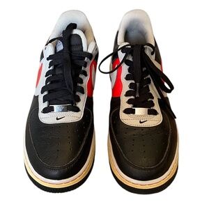 Nike Men's Air Force‎ 1 '07 LV8 Basketball Shoe, Black/Grey Fog/Sail/Chile Red,